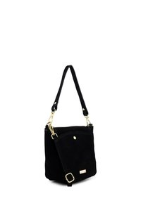 Czarna zamszowa torba na ramię z złotym zamkiem błyskawicznym, płaską przednią kieszenią oraz dwoma paskami: jednym długim regulowanym i krótszym uchwytem.