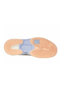 Suela de zapato con una superficie de goma texturizada; color melocotón en la parte exterior, centro lavanda y un patrón distintivo para tracción.