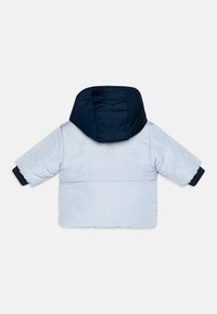 Casaco puffer azul claro com capuz azul marinho, mangas curtas e punhos canelados. Apresenta uma textura suave e detalhes de costura horizontal nas costas.