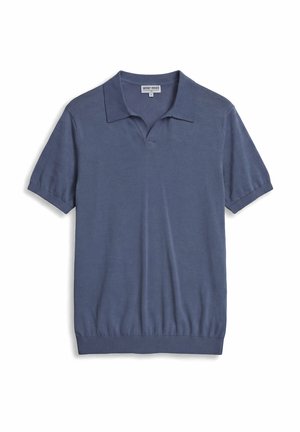 Polo in maglia blu a maniche corte con collo aperto e orlo a costine, distesa su sfondo bianco.