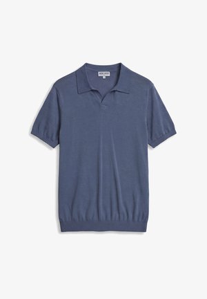 Polo in maglia blu a maniche corte con collo aperto e orlo a costine, distesa su sfondo bianco.