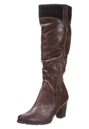 Botte en cuir brun hauteur genou avec un design froncé, entourée d'un poignet en tricot texturé, dotée d'un talon épais et de coutures contrastées.