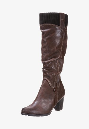 Bruine leren kniehoge laars met een slouchy ontwerp, omgeven door een getextureerde breikraag, met een chunky hak en contrasterende steken.