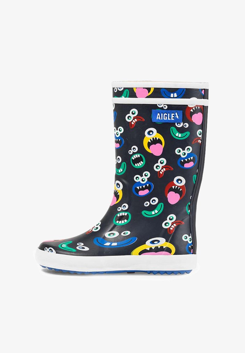 Bottes de pluie en caoutchouc noir présentant des visages de dessin animé colorés avec de grandes bouches et de grands yeux. Semelle blanche et logo bleu à l'avant.