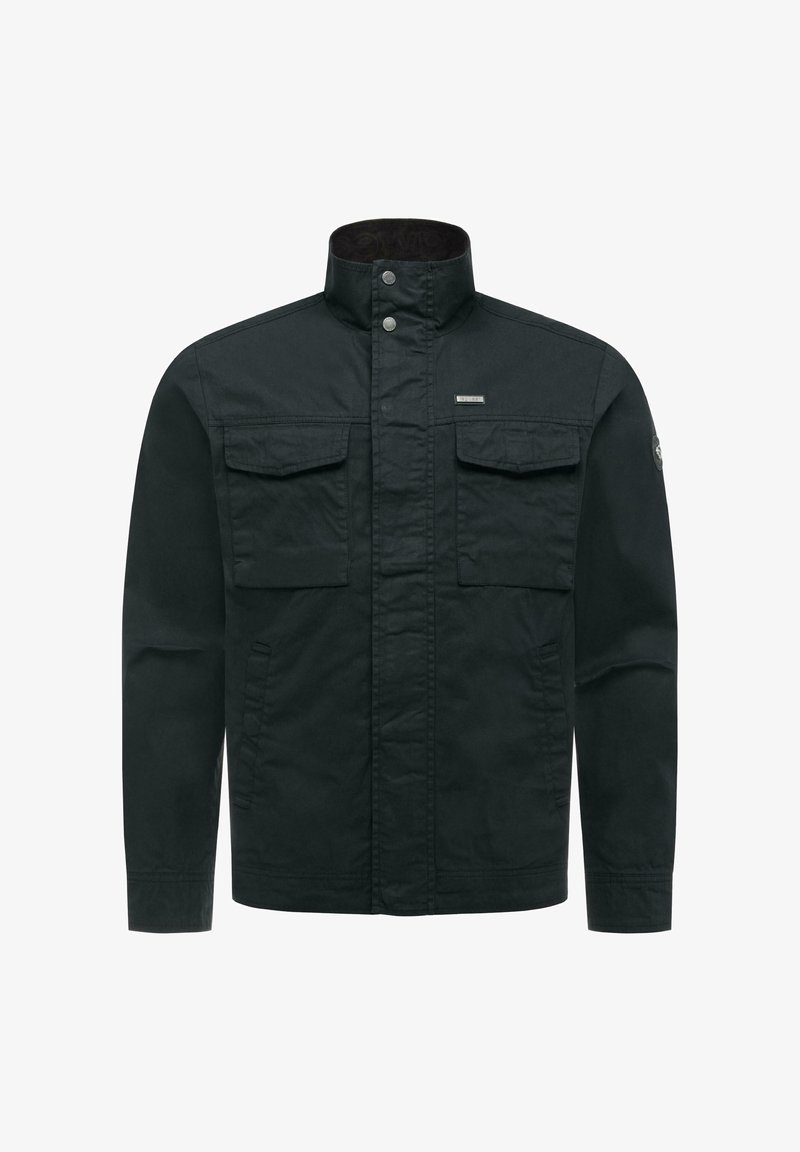 Donkergroene jas in militaire stijl met hoge kraag, drukknoopsluiting, twee borstflapzakken en zijzakken.