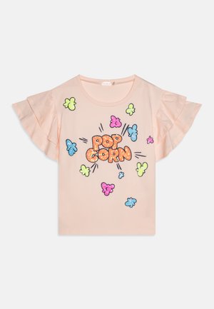 Jasnoróżowa bawełniana koszulka z falbanowymi krótkimi rękawami oraz centralnym nadrukiem "POP CORN" w kolorze pomarańczowym i w wielokolorowych kształtach popcornu.
