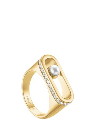 Goldener Ring mit einem verlängerten ovalen Oberteil, einer zentralen Perle und einer Reihe kleiner weißer Steine entlang einer Kante.