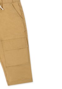 Pantaloni cargo beige con molte tasche, vita elastica, design a gamba affusolata e dettagli di cucitura visibili. Tessuto liscio e resistente.