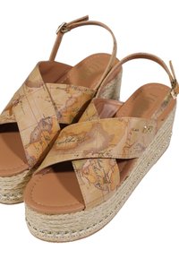 Sandali con zeppa e tomaia in tessuto con stampa mappa, soletta in finta pelle marrone e piattaforma avvolta in juta decorata con piccoli accenti dorati.