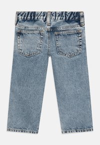 Jeans de ganga azul claro com um ajuste descontraído, cintura elástica e dois bolsos traseiros. Apresentam costura visível e um design de perna reta.