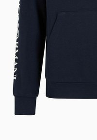 Felpa blu navy con tasca a canguro, polsini a costine e logo stampato lungo la manica. Tessuto morbido con una texture liscia.