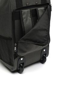 Borsa da viaggio su ruote in tessuto grigio scuro, dotata di una tasca frontale con zip, pannello in rete e robuste ruote nere per la mobilità.