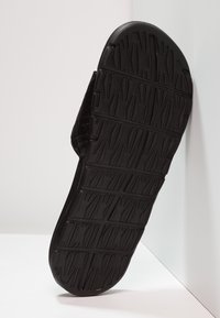 Nike Sportswear Benassi Solarsoft Pantolette Flach Black Anthracite Schwarz Zalando De