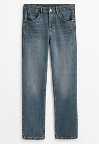 Jean denim bleu à jambes droites avec bouton et fermeture éclair à l'avant, cinq poches, et légère décoloration sur les cuisses et les genoux.
