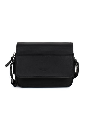 Kompaktowa czarna torebka na ramię z regulowanym paskiem, klapą na zatrzask i subtelnym tłoczonym logo z przodu.