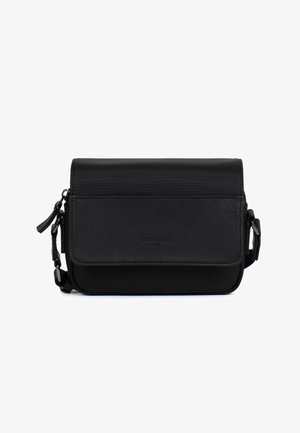 Piccola tracolla nera compatta con tracolla regolabile, chiusura a patta e marchio in rilievo discreto sulla parte anteriore.