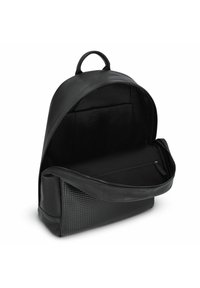 Mochila negra con parte superior de cuero suave, fondo de malla negra texturizada y un compartimento con cremallera. Interior forrado con un diseño minimalista.