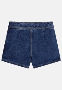 Mørkeblå denimshorts med en glat tekstur, der har en mellem høj talje og to baglommer. Afsluttet med kontrastsyninger.