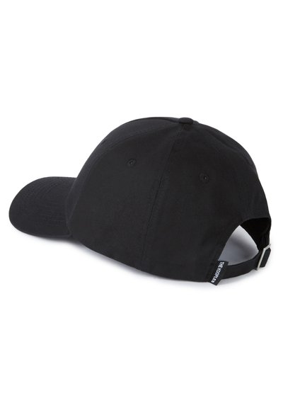 Casquette de baseball en coton noir avec une visière incurvée, une sangle ajustable à l'arrière et une étiquette en tissu sur le côté gauche.