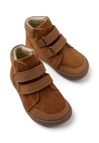 Botas para toddlers de ante marrón con dos correas de gancho y bucle, puntera redonda y forro suave. Cuentan con una suela de goma para mayor tracción.