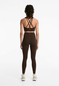 OYSHO STRAPPY BACK - Sportski grudnjak s blagom potporom - brown
