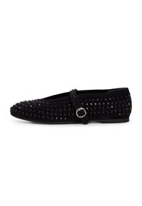 Ballerine in suede nero con punta arrotondata, decorate con paillettes nere, e suola piatta con una cinturino fibbia sopra il collo del piede.