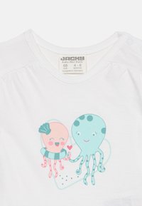 Δύο χαμογελαστά καρτούν χταπόδια, το ένα ροζ με ένα κοχύλι και μπλε φουσκωτό, το άλλο τυρκουάζ με βούλες, κρατώντας τις πλοκάμια τους με μια καρδιά ανάμεσά τους.