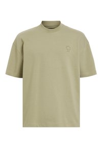 T-shirt di cotone verde oliva con collo alto e maniche corte. Presenta un piccolo logo stampato sul lato sinistro del petto. Texture liscia.