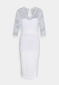 Vestido branco com mangas três quartos em renda, apresentando uma silhueta ajustada, um decote em V e uma fenda na coxa do lado esquerdo.