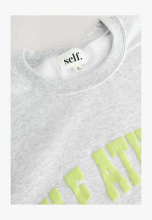 Grijze sweatshirt met een ronde halslijn, voorzien van gedurfde neon groene letters. Gemaakt van zachte stof met een gladde textuur. Merktag zichtbaar.