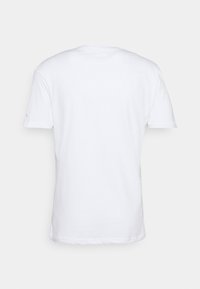 Hvid bomulds t-shirt med korte ærmer, rund hals og et enkelt, udekoreret design. Glat tekstur og standard pasform.