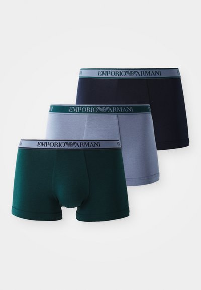 Drei Paare Emporio Armani Boxer Shorts in Dunkelgrün, Hellblau und Marineblau. Jedes Paar verfügt über einen markierten Bund mit einer glatten, baumwollenen Textur.