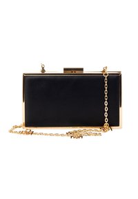 Zwarte rechthoekige clutch met gouden hardware, voorzien van een kettingband en een sluiting met een haakje. Glad leren textuur met een gepolijste afwerking.