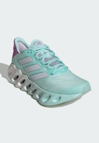 adidas Performance SWITCH FWD 2.0 - Hardloopschoenen voor op de weg - semi flash aqua   cloud white   preloved purple