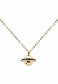 Collana d'oro con un pendente rotondo bordato di pietre blu, sospeso a una delicata catena. Texture liscia e finitura lucida.