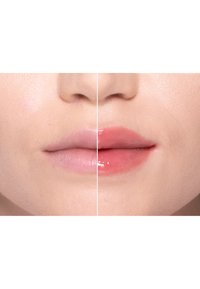 Lippenvergelijking: linkerkant, natuurlijk, licht glanzend, lichtroze; rechterkant, voller, glanzend, dieper roze met een gladde textuur en subtiele glans.