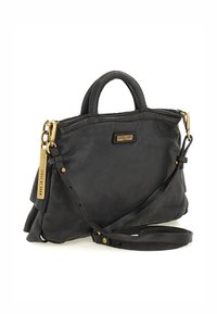 Borsa a mano in pelle nera con due manici superiori, tracolla regolabile, hardware dorato e superficie testurizzata. Presenta un'etichetta metallica con la scritta "MADE IN ITALY."