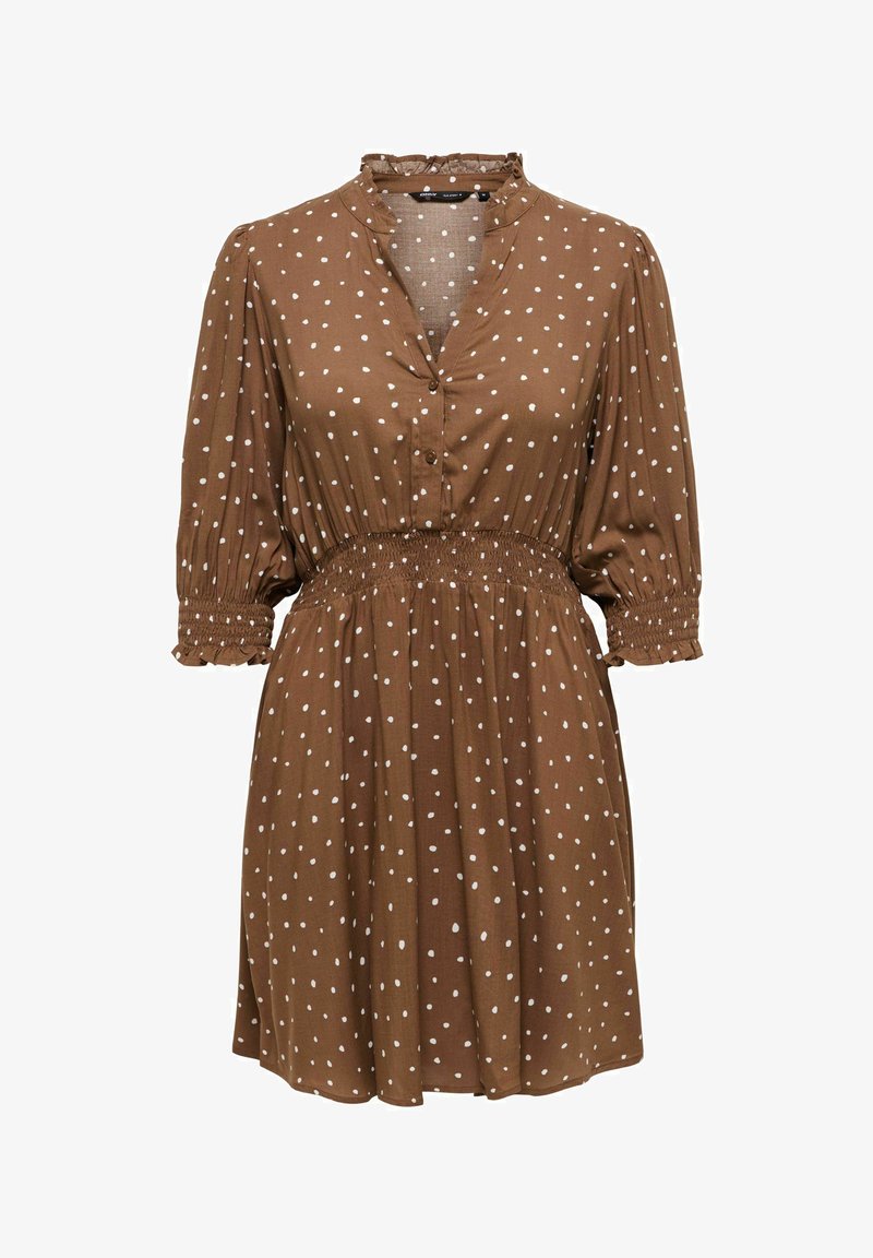 Robe marron longueur genou avec pois blancs, taille et poignets smockés, manches bouffantes trois-quarts et col en V boutonné.