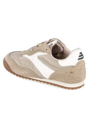 Baskets en daim et cuir beige et blanc avec semelle en gomme, lacets à l'avant et logo noir sur le talon, vues de côté extérieur et de dos.