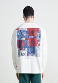 Manastash TEE BANDANA - Tops ar garām piedurknēm - white