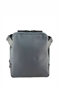 Sac bandoulière en tissu gris de forme rectangulaire, avec une fermeture éclair et une bandoulière réglable, complété par une base noire.