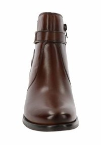 Botín de cuero marrón con un acabado liso, puntera redonda y cremallera lateral. Acentuado con una correa y detalles de costura visibles.
