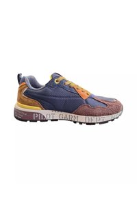 Sneaker multicolore con nylon blu navy, toppe in suede marrone e giallo, lacci gialli e suola stampata con la scritta "PILOT GARN DEPT".