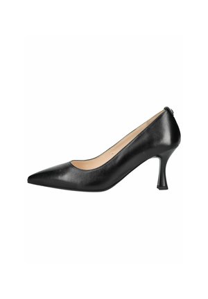 Sort læderpumps med spids tå og høj hæl, med en buet smal hæl og en beige indvendig foring.