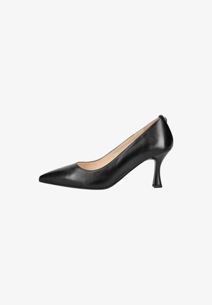 Sort læderpumps med spids tå og høj hæl, med en buet smal hæl og en beige indvendig foring.