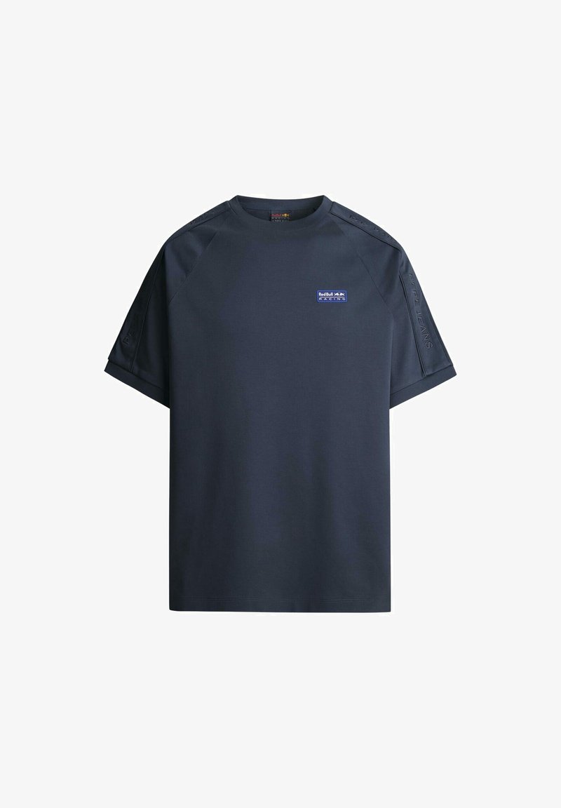 Ciemnogranatowa koszulka z miękkiej tkaniny, z okrągłym dekoltem, krótkimi rękawami i małą naszywką z logo na piersi oraz teksturowanymi detalami na ramionach.