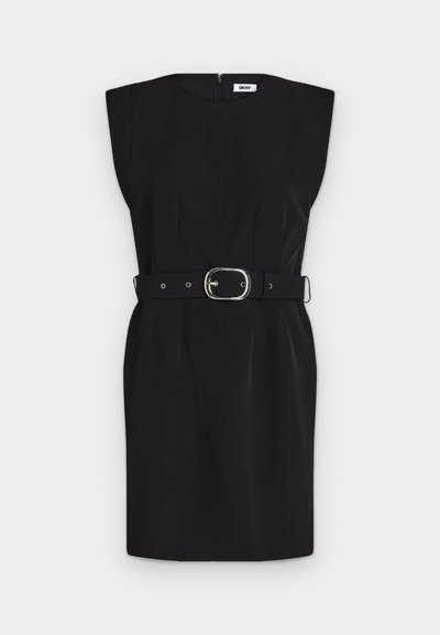 Robe noire sans manches longueur genou avec un col rond et une large ceinture ornée d'une boucle ovale argentée à la taille.