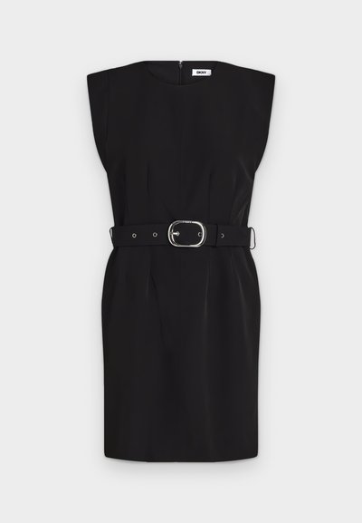 Robe noire sans manches longueur genou avec un col rond et une large ceinture ornée d'une boucle ovale argentée à la taille.