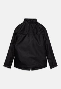 Czarna kurtka wykonana z gładkiej tkaniny, z wysokim kołnierzem i długimi rękawami. Tył ma czysty, minimalistyczny design z prostym krojem.