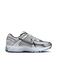 Nike Sportswear ZOOM VOMERO 5 NEWS - Tenisky - white/mtlc silver-pure platinum-blue tint-platinum tint-black